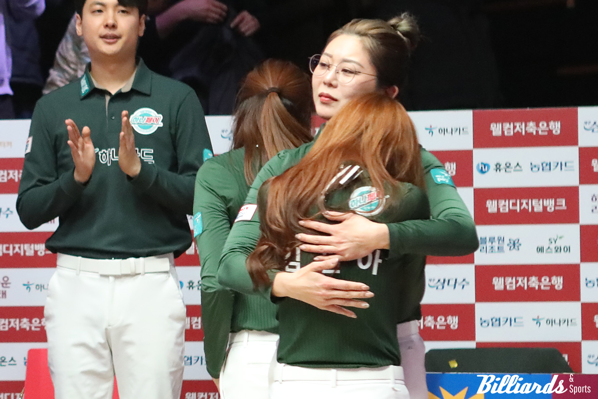 여전히 김진아를 안고 위로하는 김가영. 