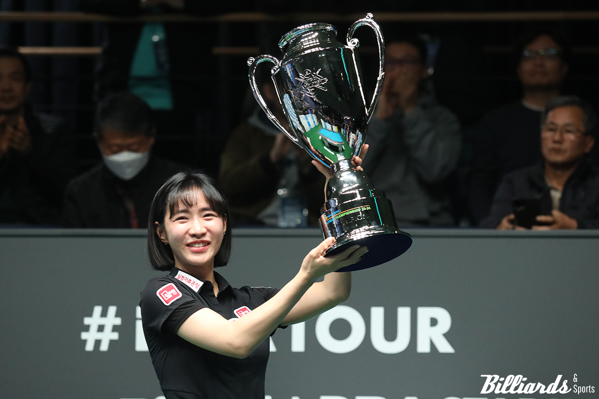 'NH농협카드 챔피언십'에서 첫 우승 트로피와 우승 상금을 손에 넣은 최혜미.