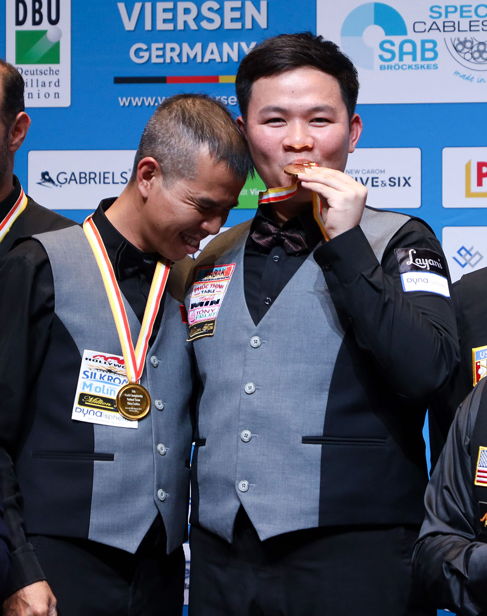 베트남 최초로 '세계3쿠션팀선수권' 금메달을 목에 건 쩐뀌엣찌엔과 바오프엉빈.