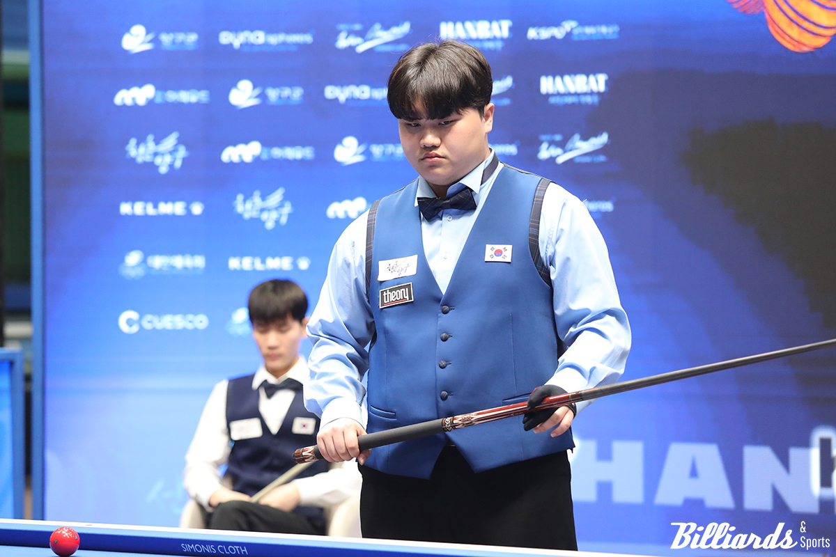 박정우와 U-22 결승전을 치르고 있는 정예성.