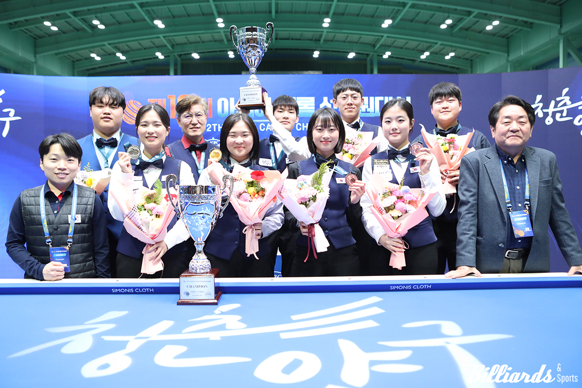 U-22, 여자 3쿠션 입상자들과 한국 코치진. 사진=이용휘 기자