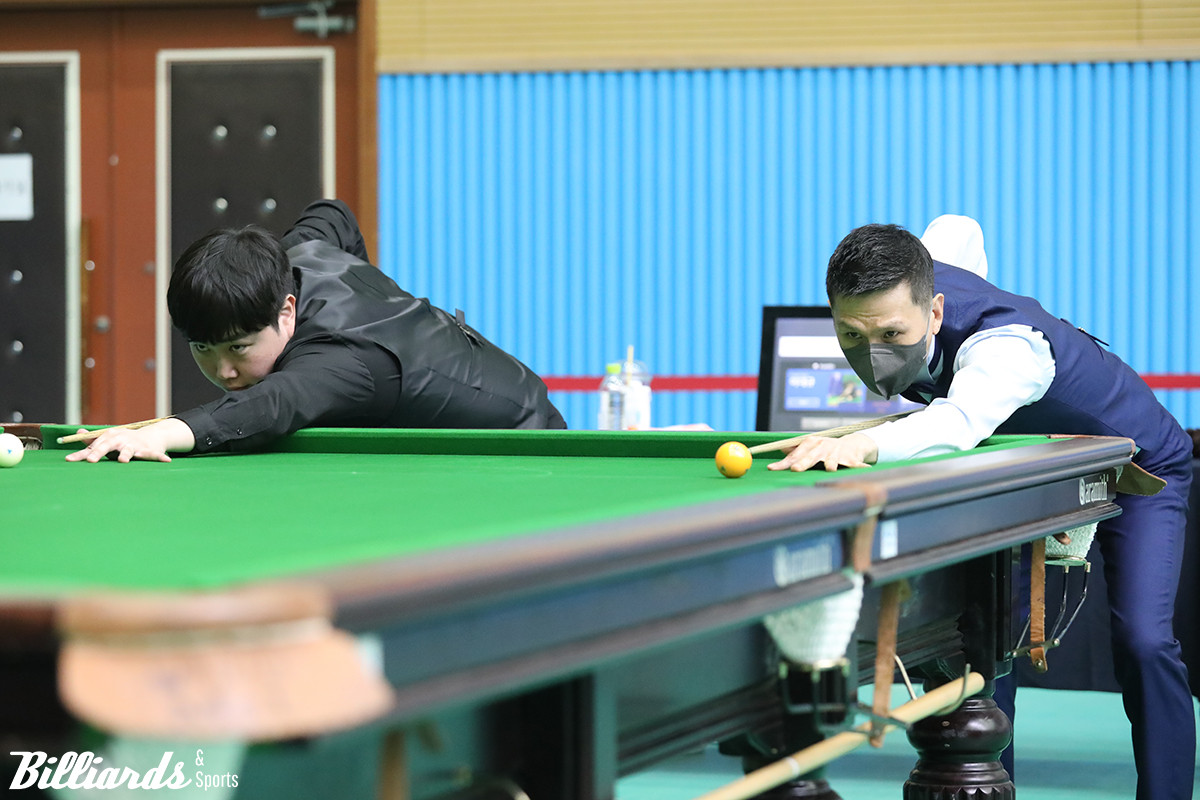 이대규(좌)와 이근재(우)의 잉글리시빌리어드 결승전 뱅킹.