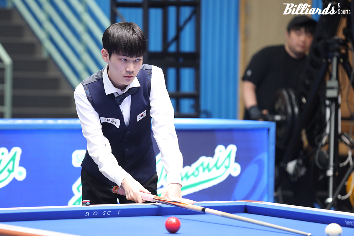 신중하게 마지막 샷의 진로를 계산하는 박정우