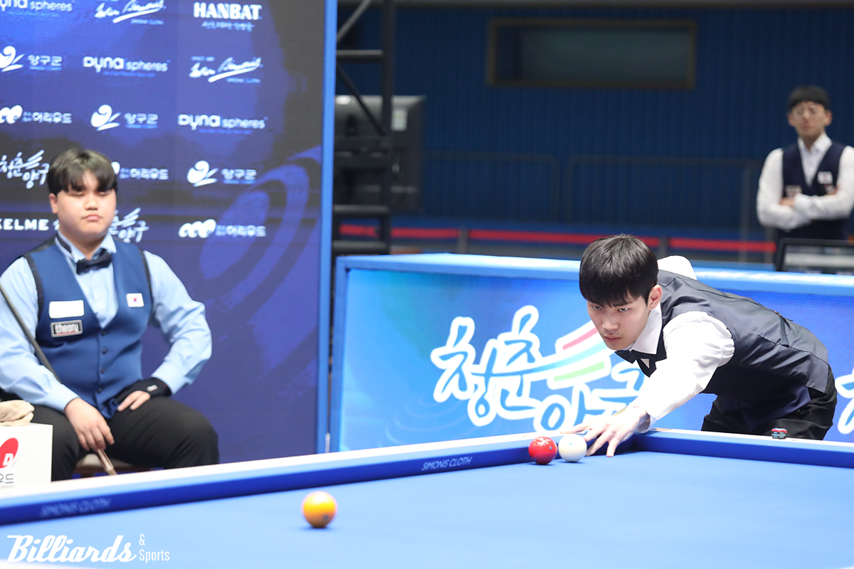 결승전 대결 중인 정예성과 박정우. 