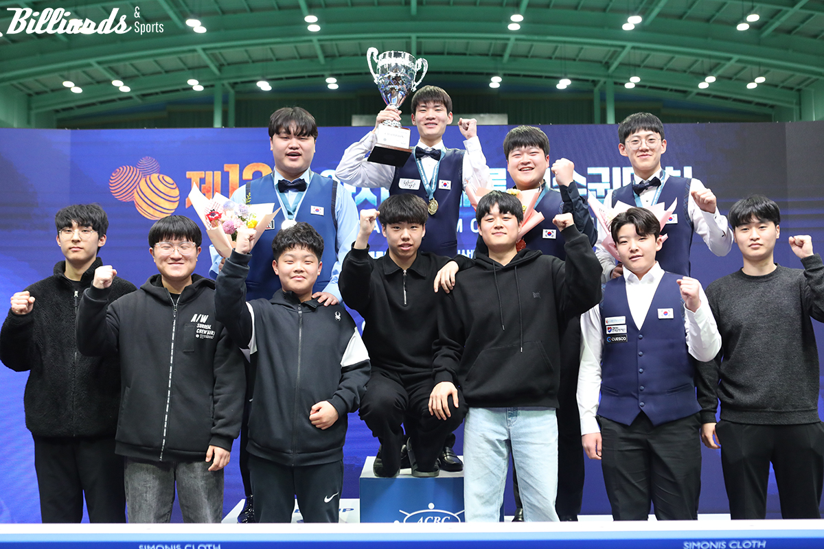 '제12회 아시아캐롬선수권대회' U-22에 출전한 선수들과 시상대 가장 높은 곳에 선 박정우.