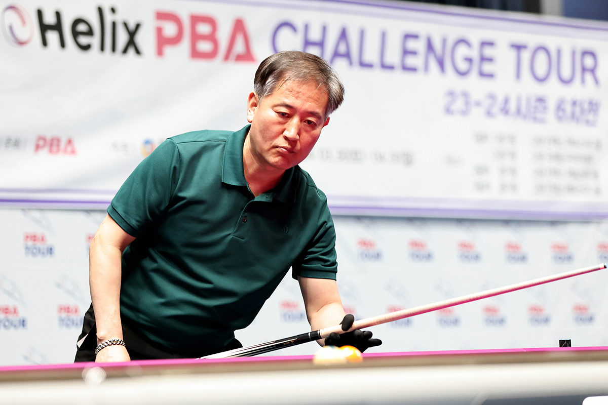 우승자 곽준영이 결승에서 김진태와 경기를 벌이고 있다.