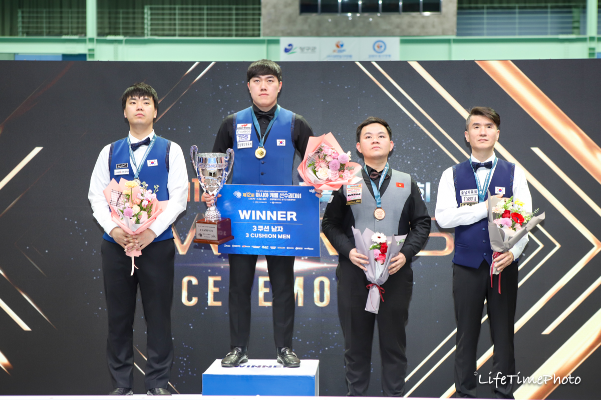 시상식에서 애국가가 흘러나오자 강자인이 가슴에 손을 얹고 있다.