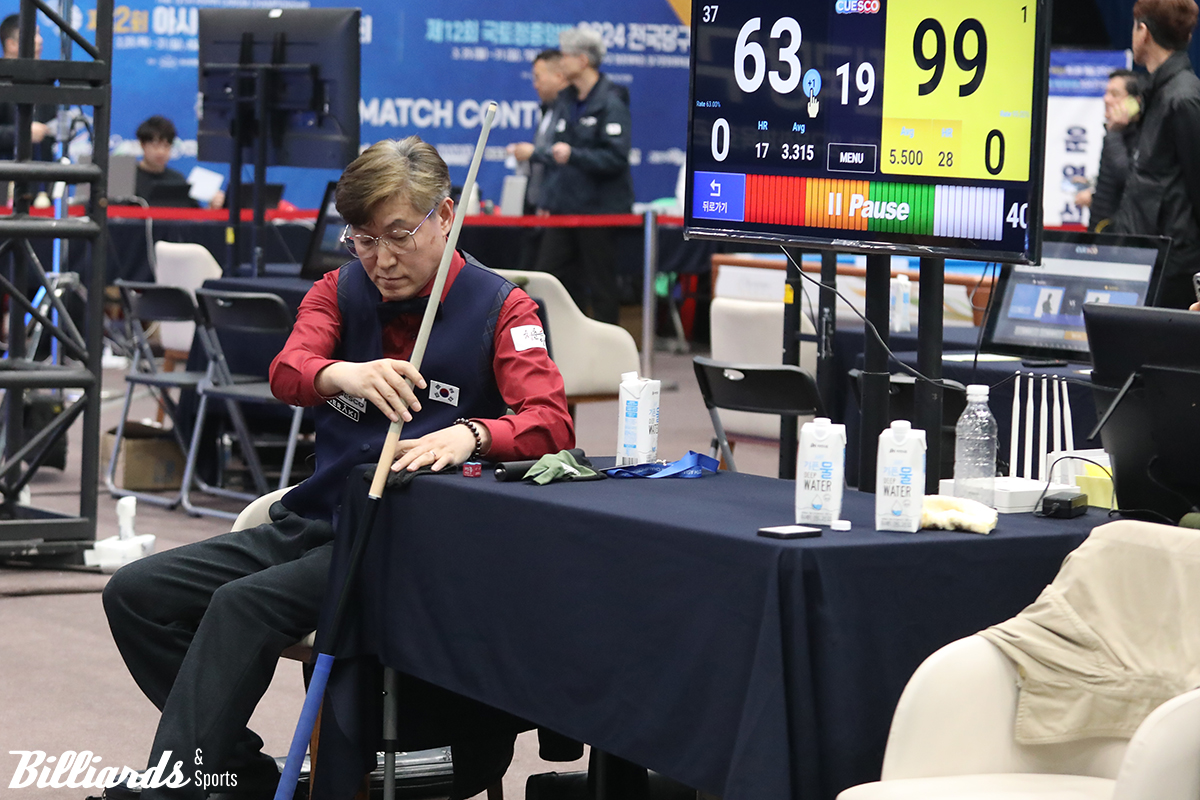 아시아선수권 1쿠션 준결승전에서 큰 점수 차로 뒤지고 있는 이정희가 어두운 표정으로 큐를 내려놓고 있다. 