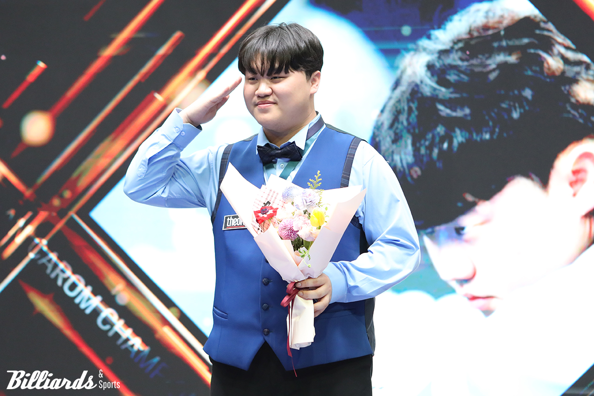 정예성이 U-22 대회에서 준우승을 거둔 후 팬들을 향해 인사를 하고 있다. 정예성은 이 대회를 끝으로 군에 입대한다.