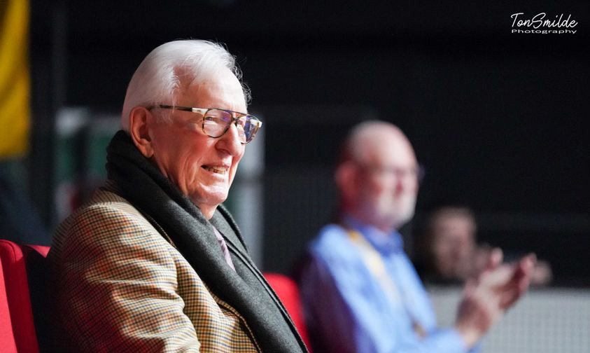 아들 커트 클루망과 손자 피터 클루망이 뛰고 있는 에이크훈의 경기를 관람하고 있는 레이몽 클루망. 사진=Ton Smilde