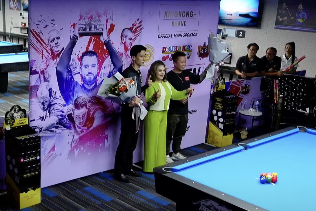 시상식에서 기념 사진을 찍고 있는 권호준. 사진=WNT 제공