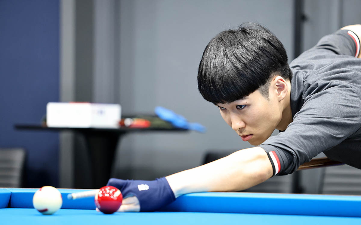 PBA 큐스쿨 첫날 이영민과 대결 중인 장현준. 장현준은 1일차 마지막 경기에서 이영민에게 패하며 2라운드 진출을 눈앞에서 놓쳤다.