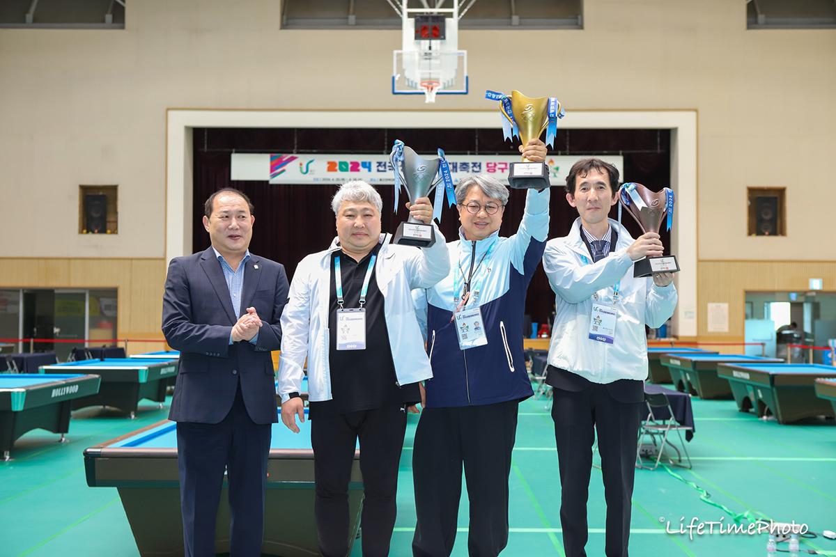 '2024 전국생활체육대축전' 당구 종목 종합 우승은 경기도가 차지했으며, 2위는 서울시가, 3위는 울산시가 각각 차지했다. 맨 왼쪽부터 대한당구연맹 박보환 회장, 2위 서울시, 1위 경기도, 3위 울산시  사진=KBF 제공