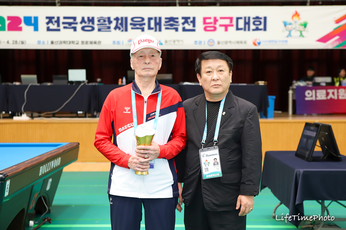 이번 대회 전 종목 최고령 참가자인 93세의 대구시 선수단 소속의 김상호(왼쪽) 씨가 남자 최고령상을 수상을 수상했다. 오른쪽은 시상자인 박일균 경기위원장. 