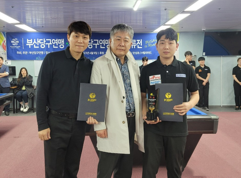 지난해 열린 1차 시도연맹 친선교류전에서 공동우승을 차지한 최성원(좌)과 김민석(우). 가운데는 충남당구연맹 김영택 회장.