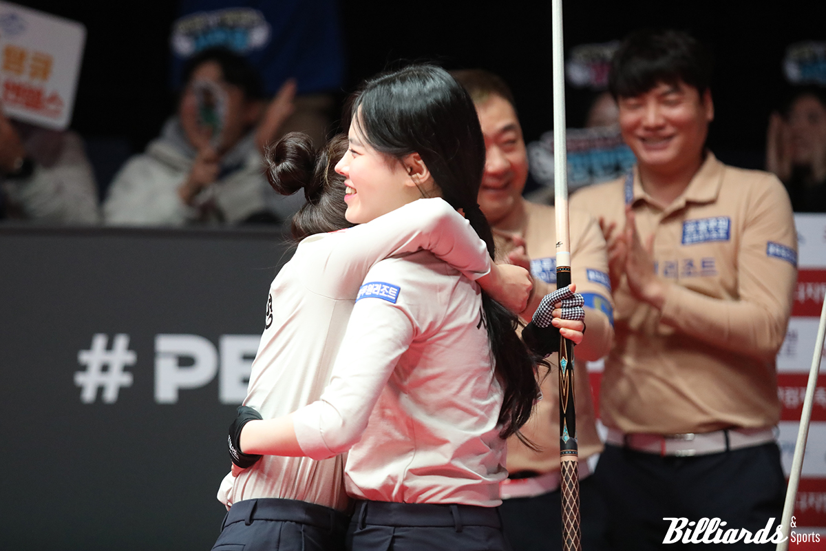 2세트 여자 복식에서 승리한 서한솔이 김민영과 포옹하고 있다.