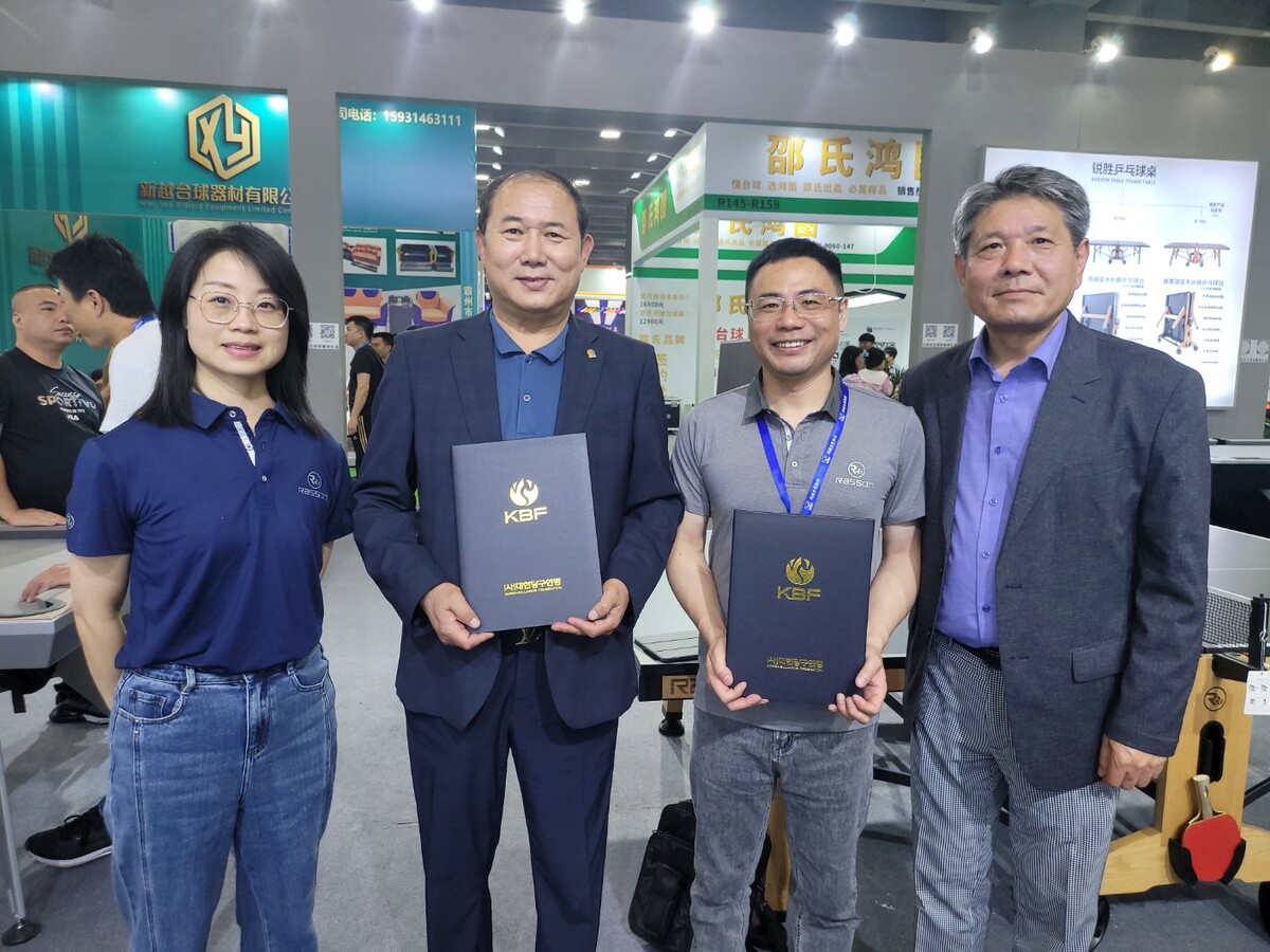 대한당구연맹이 라슨과 스누커 테이블 공급 계약을 체결했다. 사진은 조인식에 참석한 대한당구연맹 박보환 회장(왼쪽에서 두 번째)과 라슨 관계자들. 맨오른쪽은 대한당구연맹 신용진 전무이사. 사진=대한당구연맹 제공