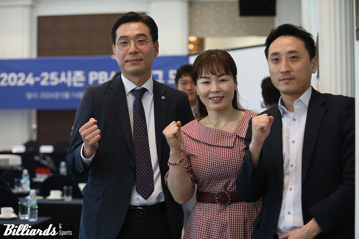 '2024-25시즌 PBA 팀리그 드래프트' 후 휴온스의 지명을 받은 이신영(가운데)이 휴온스의 김정훈 단장(왼쪽), 김인환 팀장(오른쪽)과 함께 기념 사진을 찍고 있다. 사진=중구/이용휘 기자
