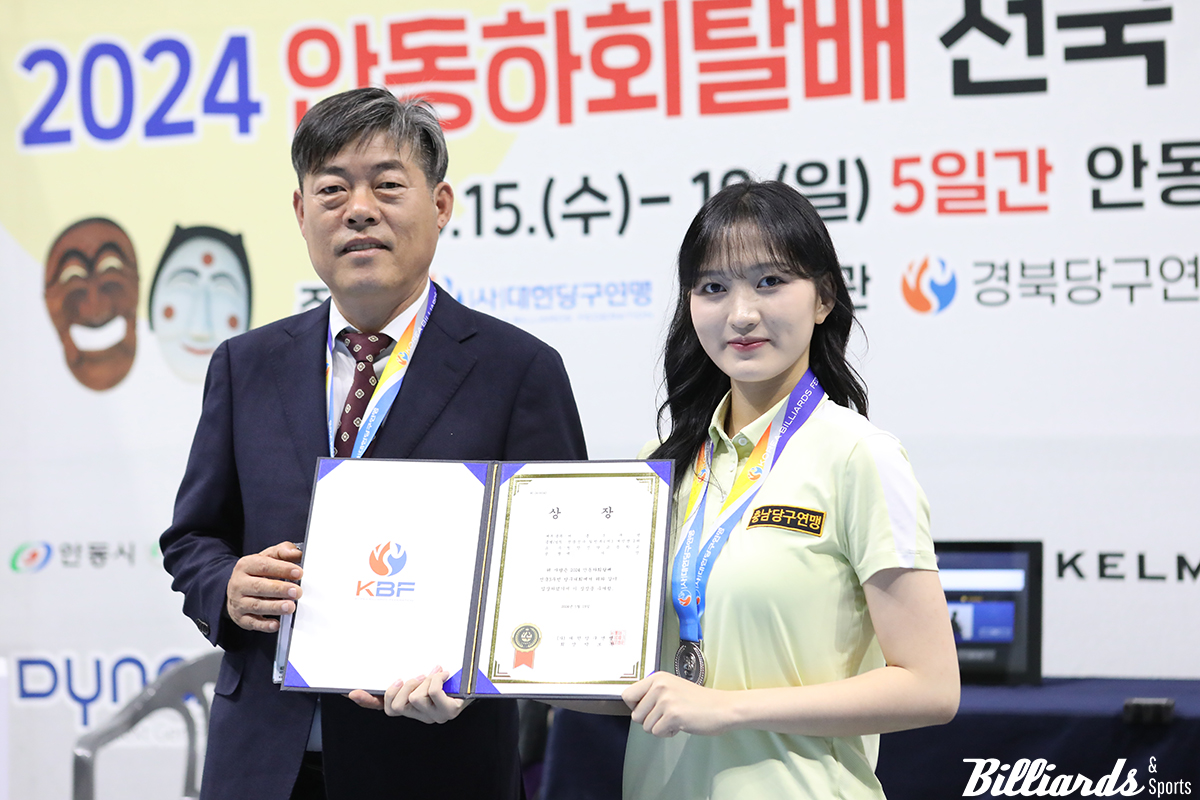 '고등부' 백가인이 첫 결승 진출에 성공하며 준우승을 차지했다. 사진은 안동시당구연맹 이창규 회장(좌)과 백가인(우). 