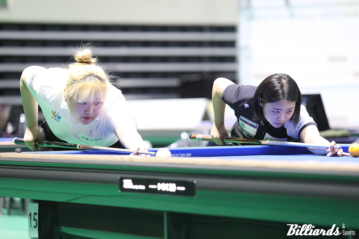 염희주(좌)와 김하은(우)의 준결승전 뱅킹. 이번 대회에서 공동3위에 오른 염희주는 포켓볼에서 3쿠션으로 전향한 이후 첫 메달을 목에 걸었다.