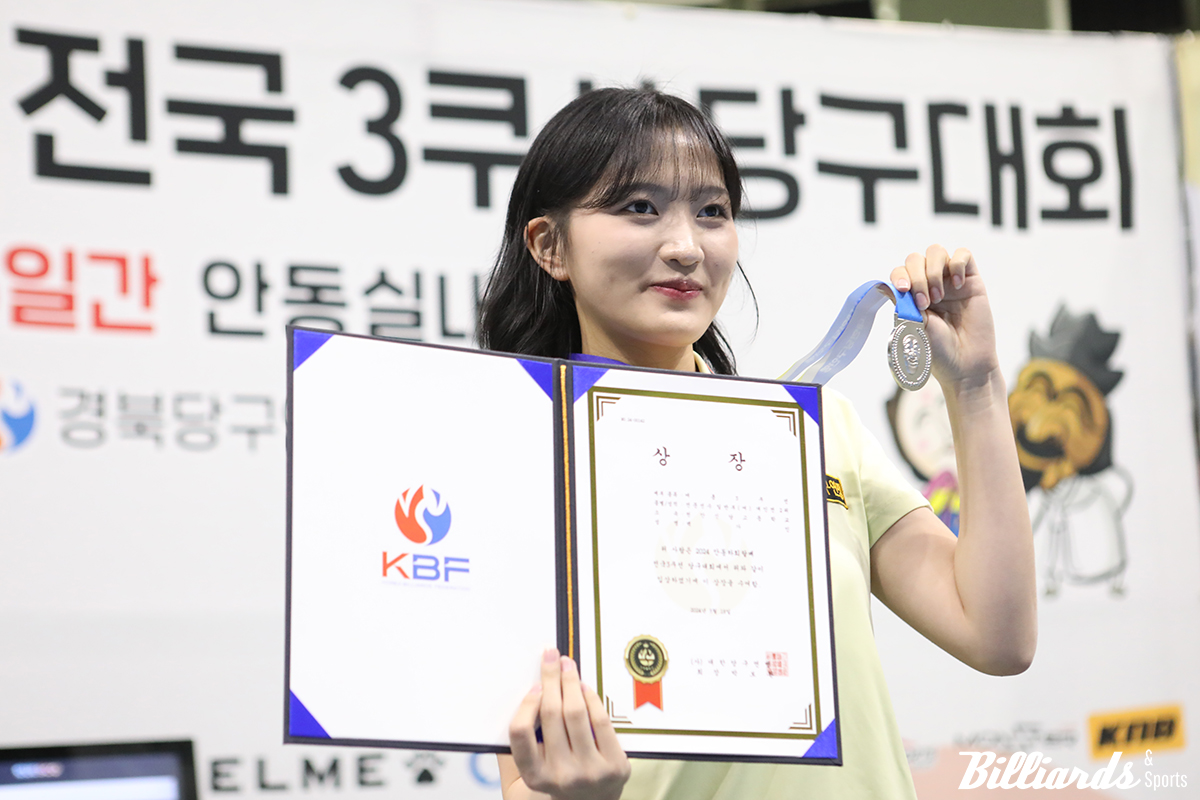 "저 처음으로 은메달 땄어요" 은메달을 목에 건 백가인.