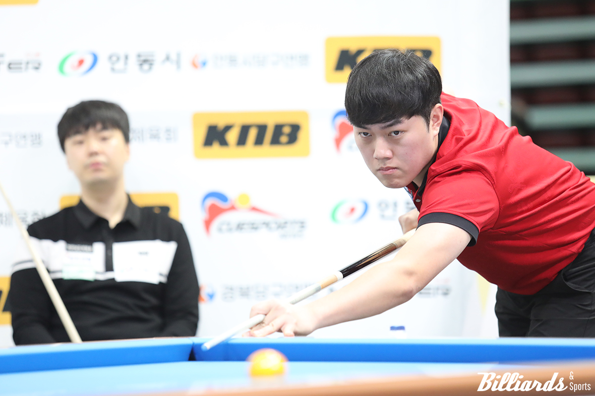 김준태는 지난 3월 열린 '아시아캐롬선수권대회' 결승에서 김행직을 꺾고 아시아3쿠션 챔피언 왕좌를 차지했으나 이번 대회 8강에서 김행직에게 패했다. 김행직과 8강전 대결 중인 김준태. 