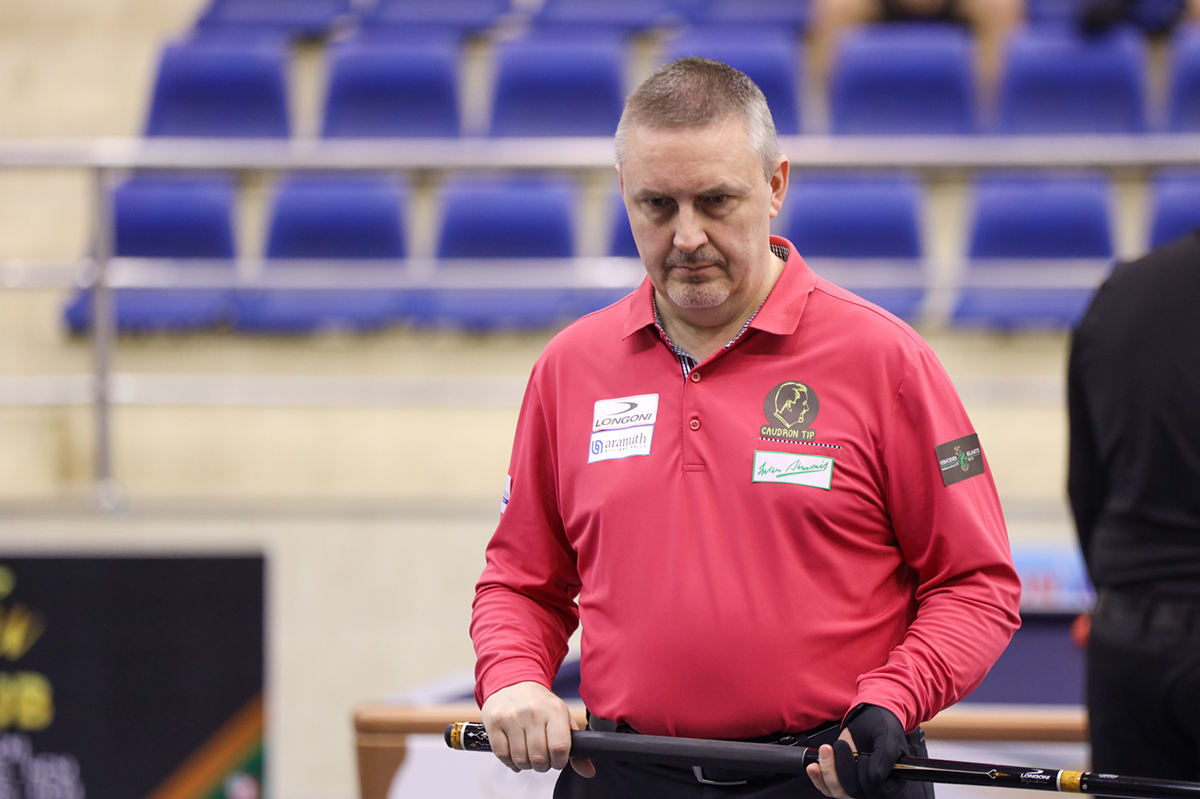 오명규와의 경기를 신중하게 이어가고 있는 프레데릭 쿠드롱.