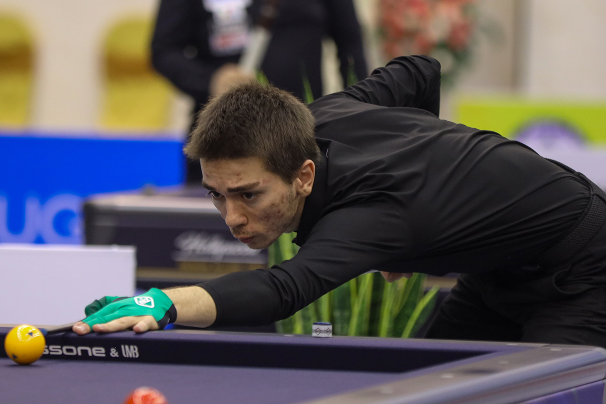 부라크 하샤시는 딕 야스퍼스와의 대결에서 24이닝에 50:30으로 승리하며 애버리지 2.083을 기록했다.