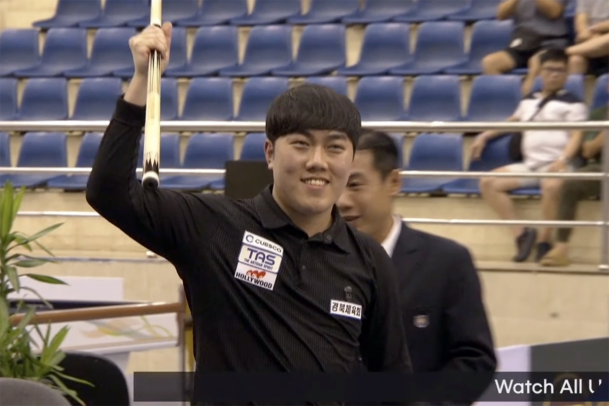 프레데릭 쿠드롱과의 8강전 승리 후 손을 번쩍 들어보이는 김준태. 사진=SOOP 중계 화면