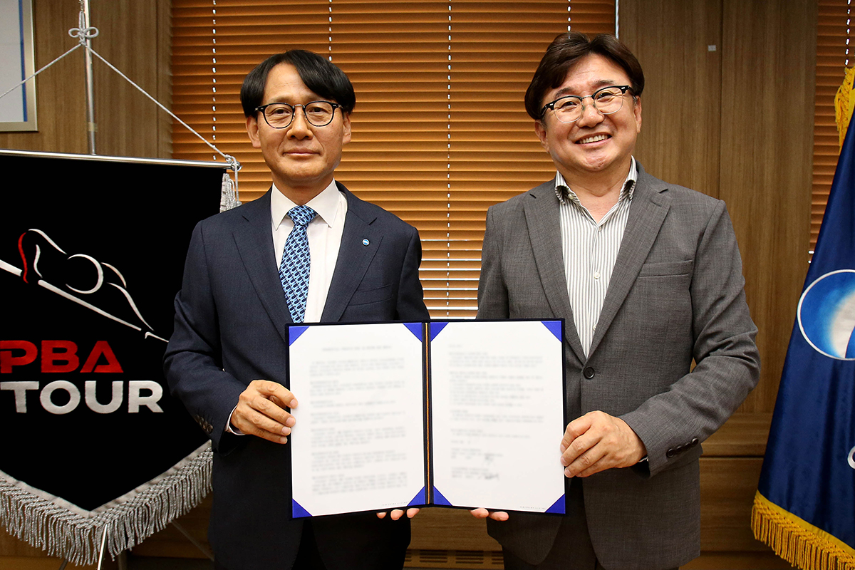 우리금융캐피탈 정연기 대표이사와 PBA 장상진 부총재가 협약식 후 기념촬영 하고 있다.