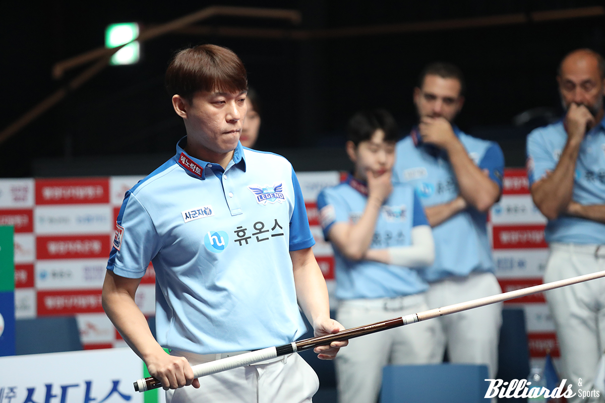 PBA 팀리그에서 경기하는 최성원과 뒤에서 지켜보는 휴온스 팀원들.