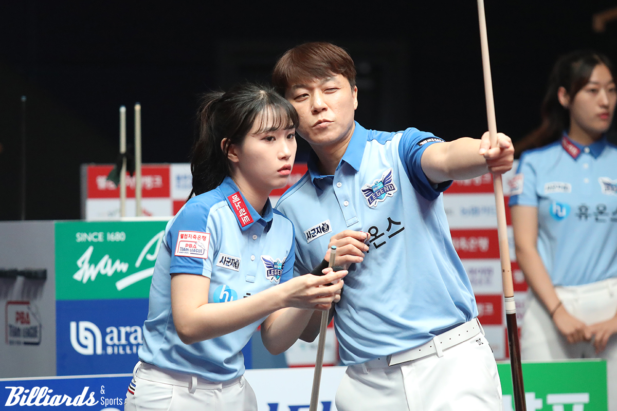 혼합복식에서 호흡을 맞추고 있는 휴온스의 전애린과 최성원.