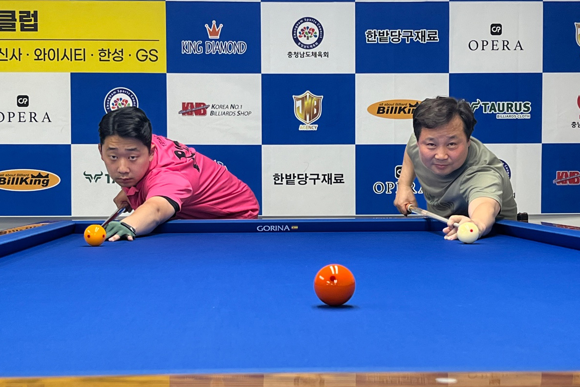 결승전 뱅킹. 왼쪽이 우승자 박경규B, 오른쪽이 준우승자 배창진. 사진=충남당구연맹 제공