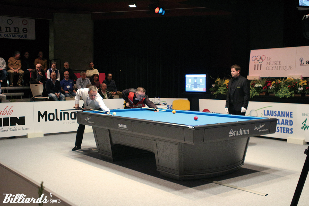 지난 2017년에 스위스 로잔에서 열린 '로잔 빌리어드 마스터스'에서 세계 최강자 딕 야스퍼스(네덜란드)와 프레데릭 쿠드롱(벨기에)이 민테이블(스타디움)에서 경기하는 장면.  