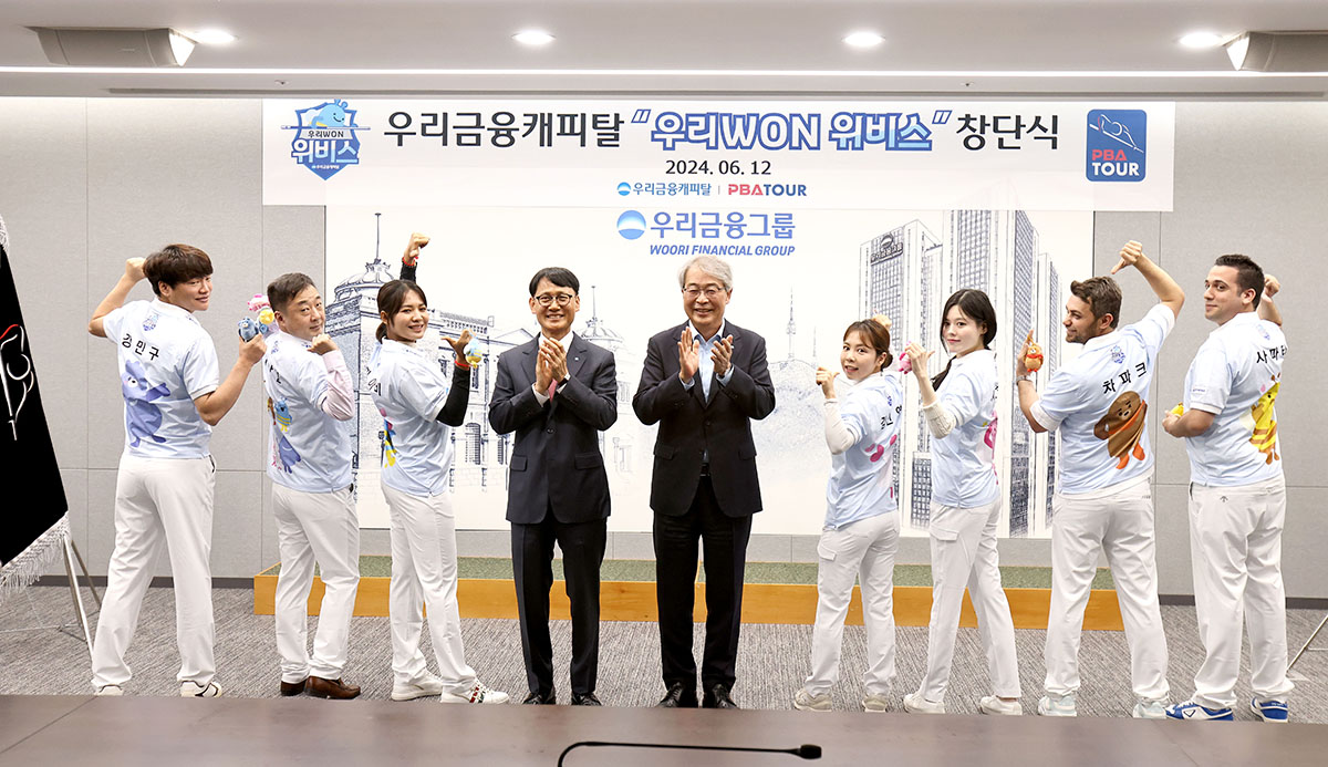 우리금융캐피탈 우리WON위비스가 창단식에서 포즈를 취하고 있다. 왼쪽부터 강민구, 엄상필, 스롱 피아비, 우리금융캐피탈 정연기 대표이사(구단주)와 임종룡 우리금융그룹 회장, 김민영, 서한솔, 잔 차파크, 다비드 사파타. 사진=PBA 제공