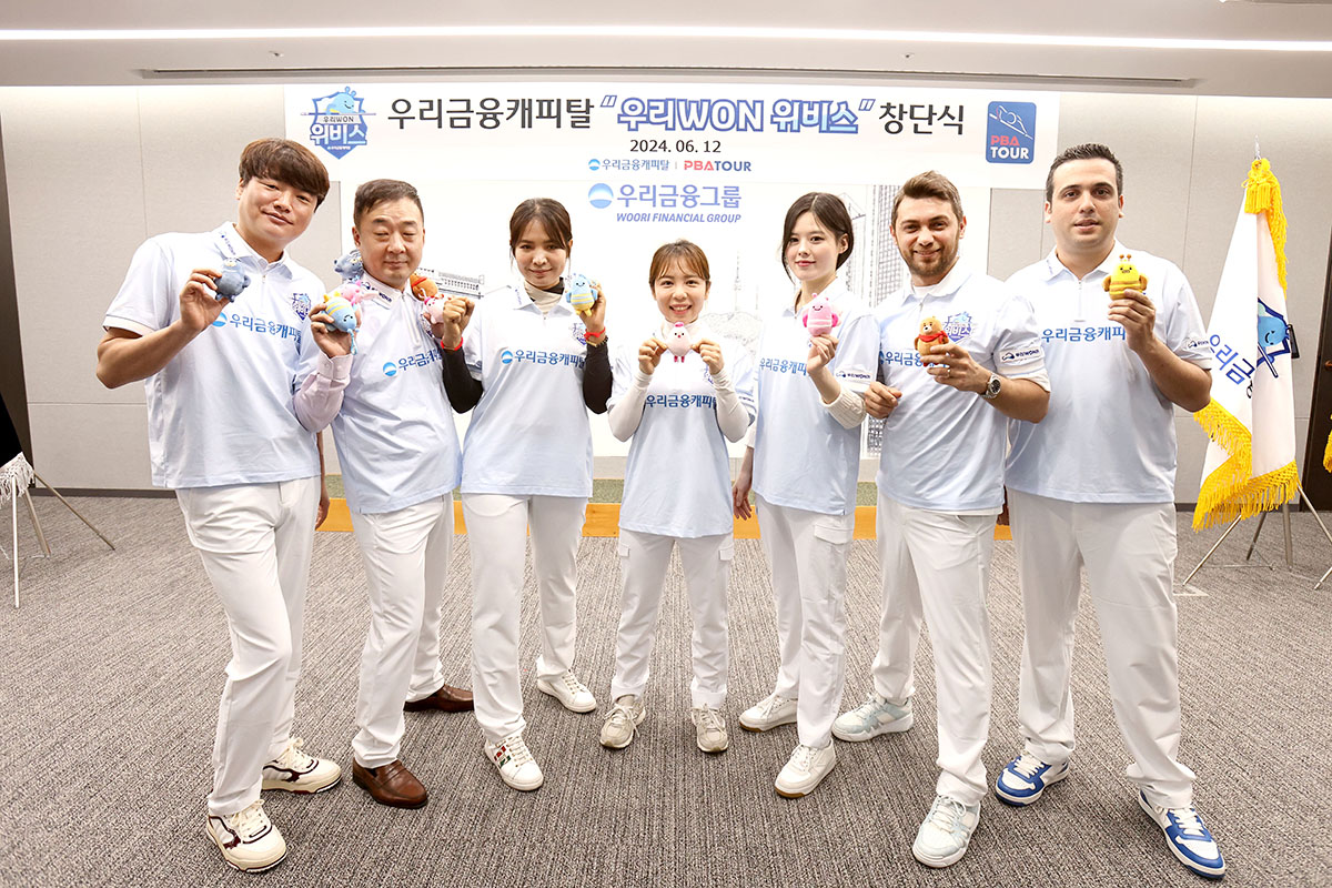 우리금융캐피탈 우리WON위비스 팀이 창단식 후 기념촬영하고 있다.