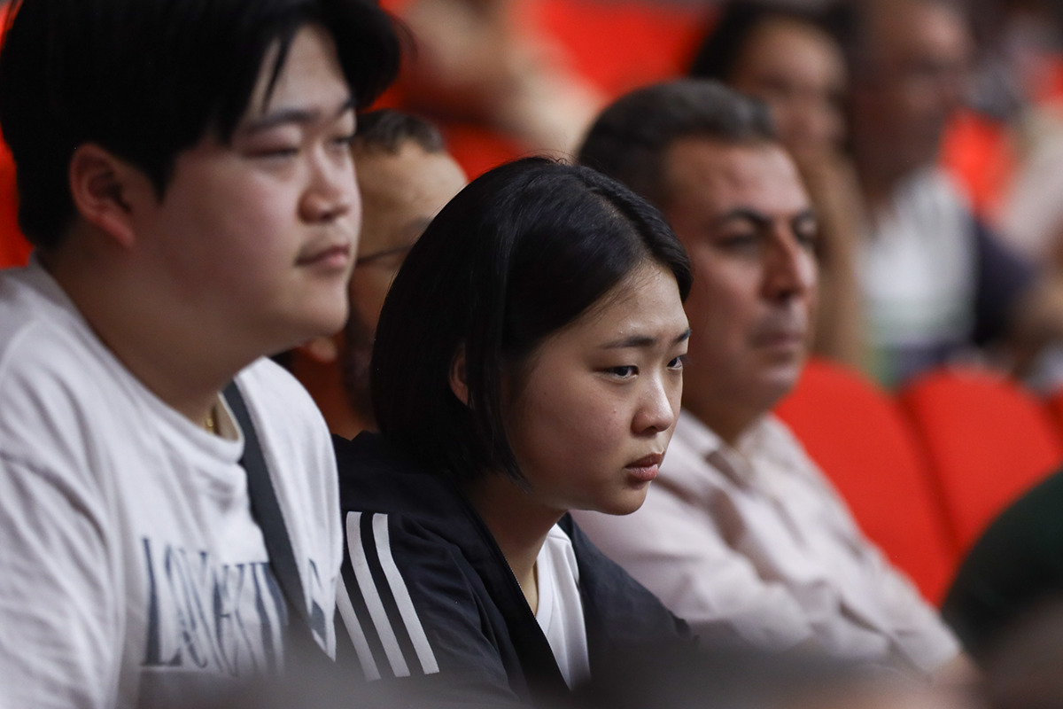 허정한과 마틴 호른의 준결승전 경기를 지켜보고 있는 김하은.