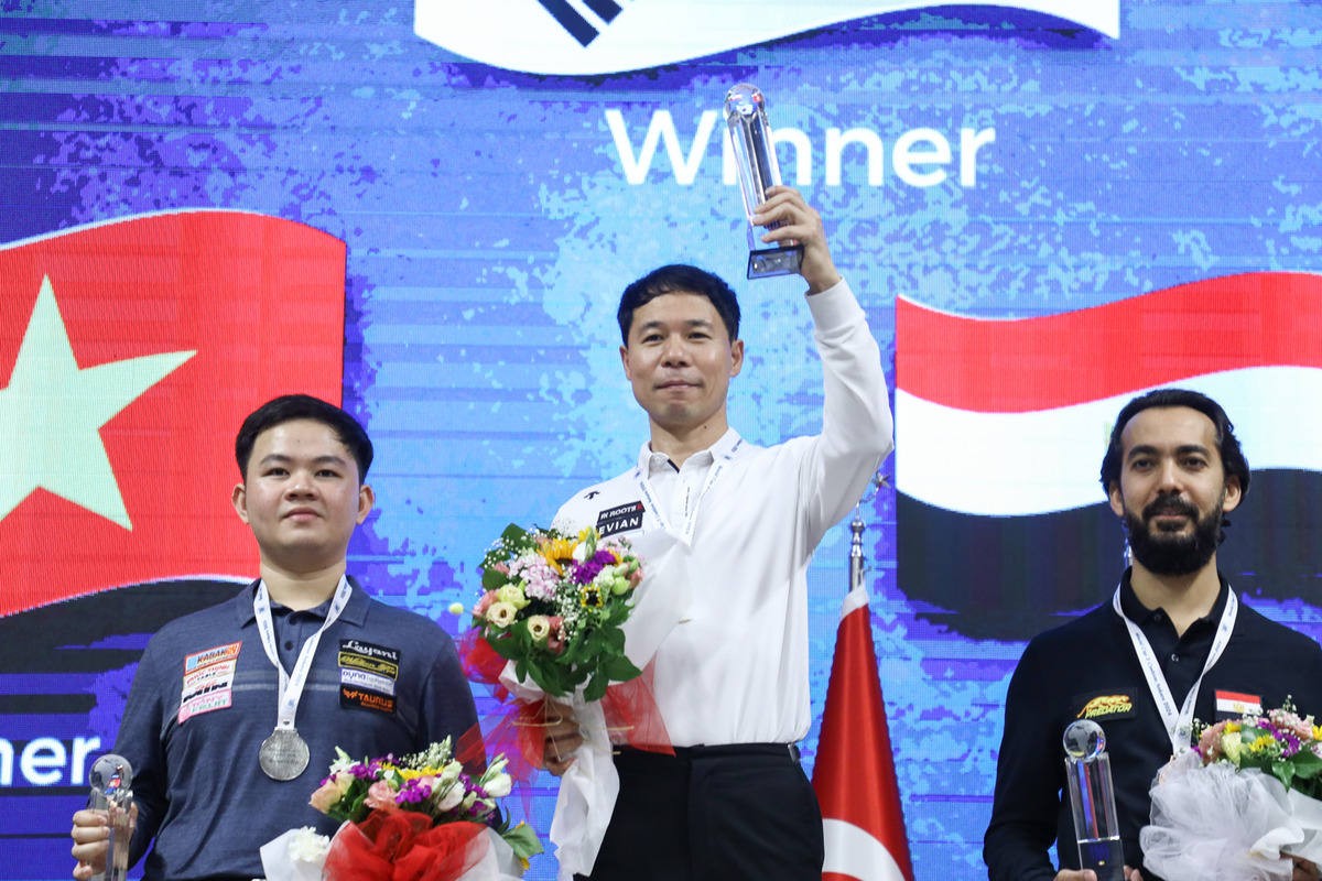 한국의 '3쿠션 베테랑' 허정한(경남)이 베트남의 '3회 연속우승'을 저지하며, 8년 만에 두 번째 당구월드컵 우승트로피를 차지했다.  사진=SOOP 제공 