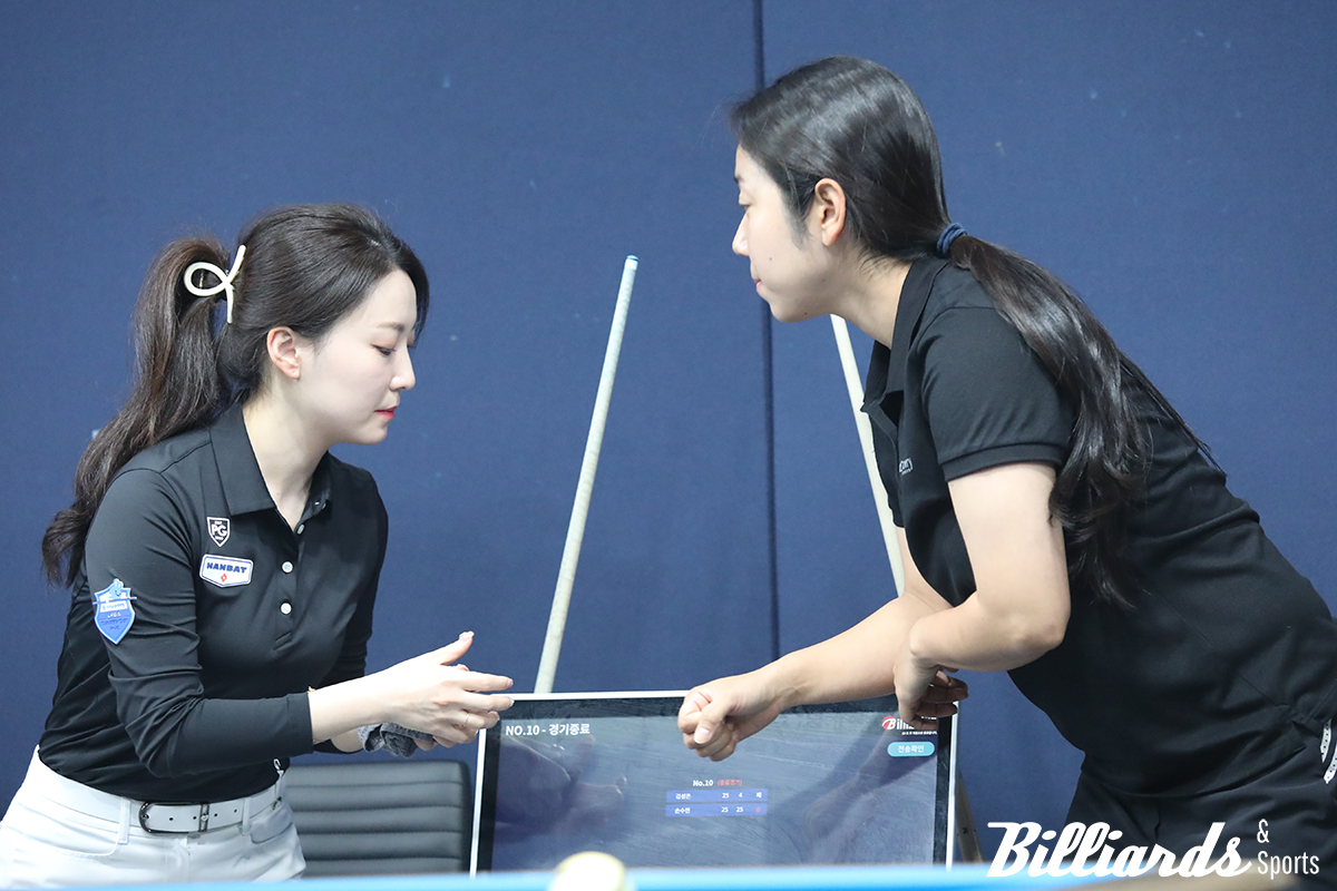 경기를 마치고 인사를 나누는 김성은(좌)과 손수민(우). 사진=고양/김민영 기자