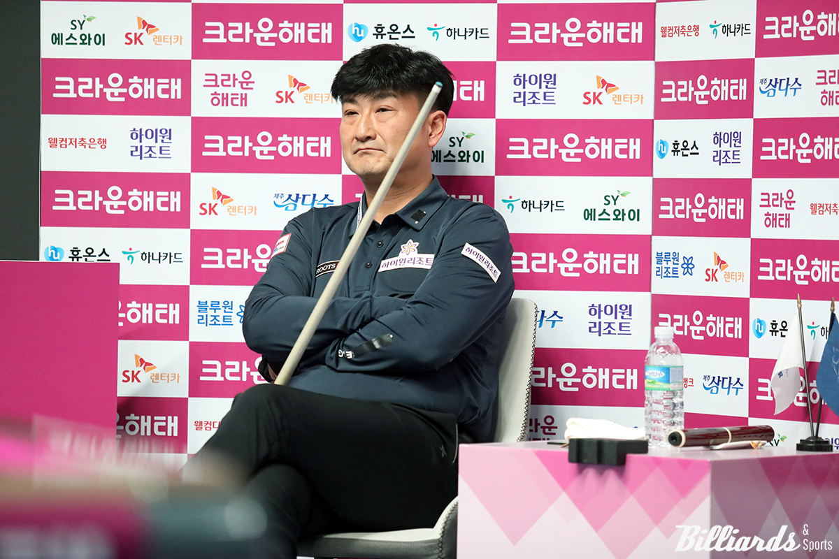 큐스쿨로 내려간 이충복은 프리시즌에 벌어진 '2024 PBA 큐스쿨' 3일차에 극적으로 생존해 1부 투어로 돌아왔다.