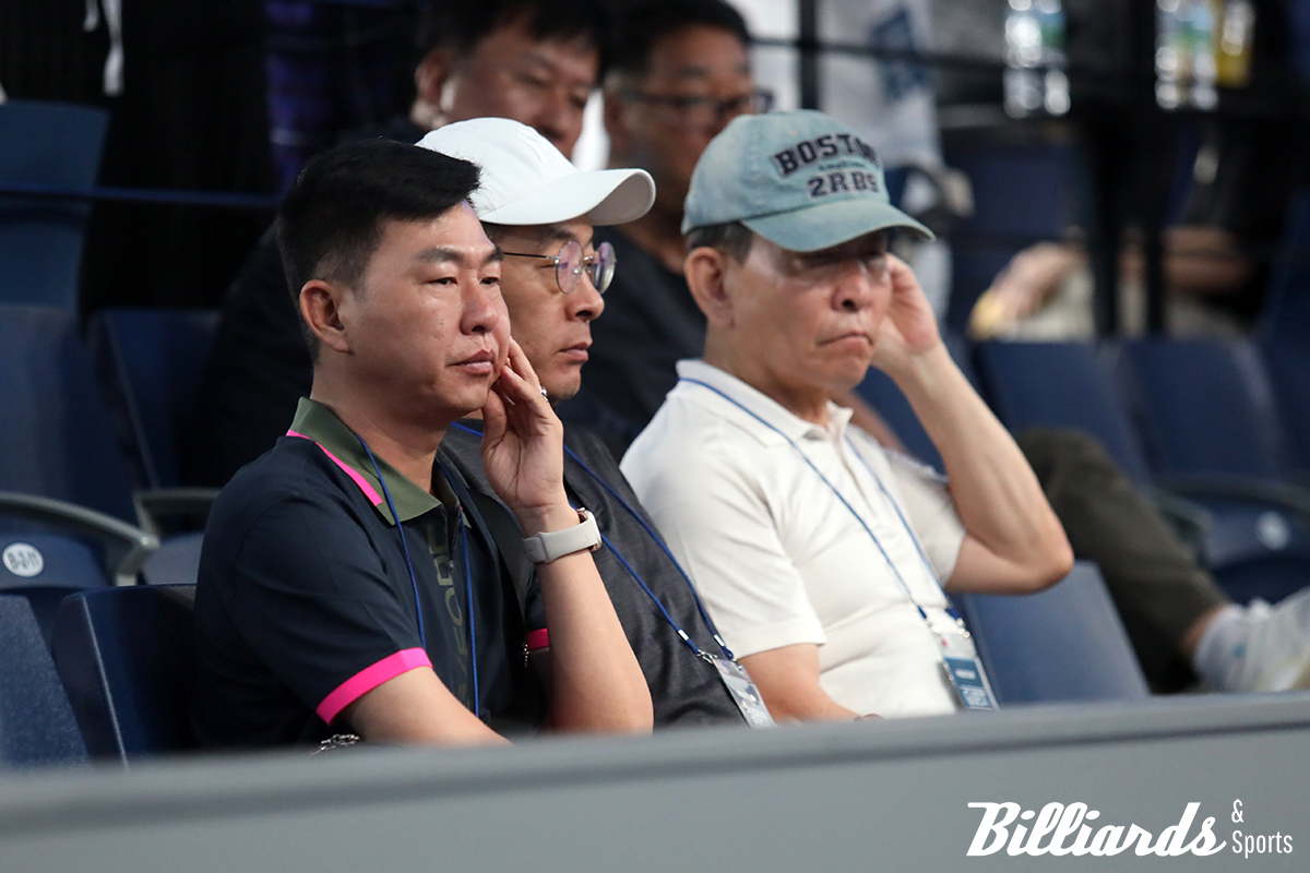 관중석에서 관중들과 함께 아들 마꽝의 경기를 지켜보고 있는 마민깜. 사진=고양/이용휘 기자