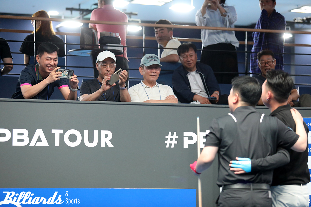 경기 후 조재호와 아들 마꽝의 기념 사진을 찍고 있는 마민껌. 사진=고양/이용휘 기자