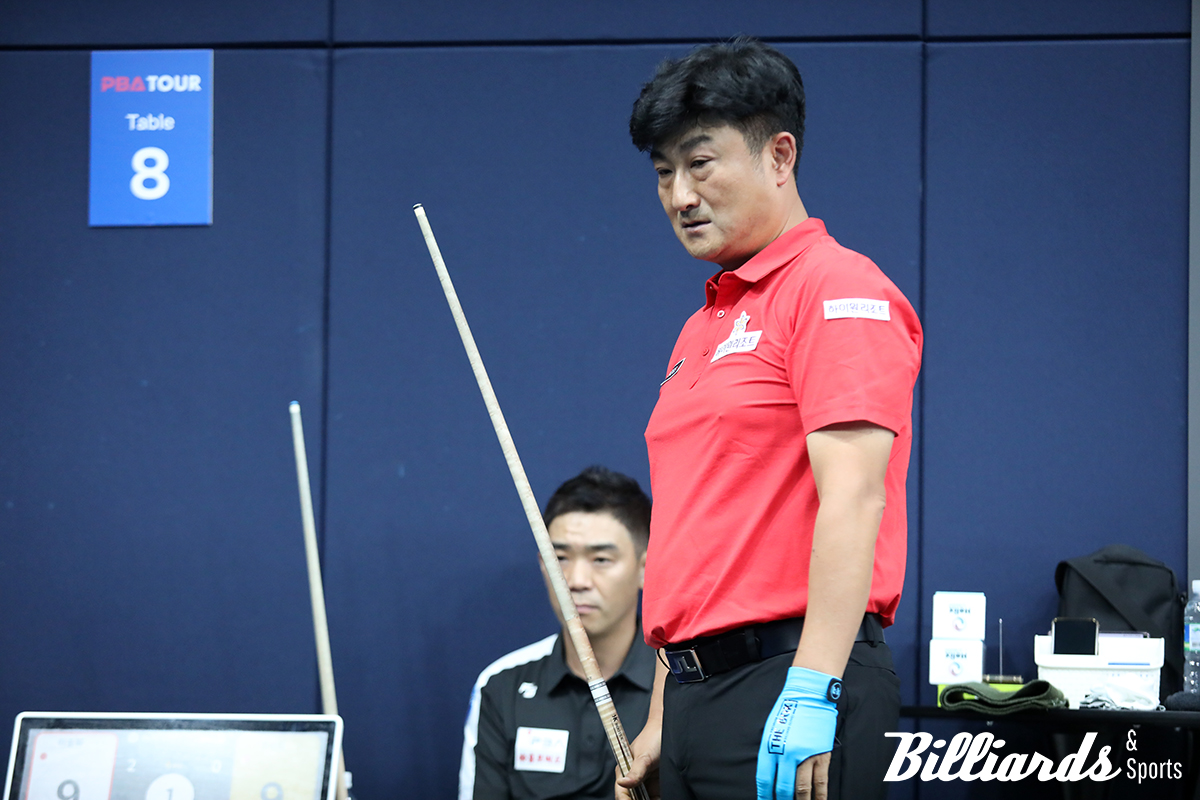 정경섭의 막판 공격에 맞서고 있는 이충복. 사진=고양/이용휘 기자