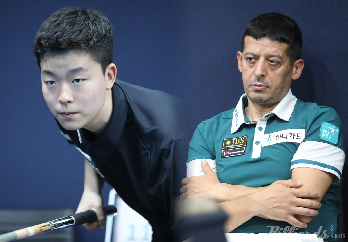 '2006년생 '17살 신예' 김영원이 '프로당구 투어 챔피언' 무라트 나지 초클루(하나카드)를 세트스코어 3-2로 꺾는 이변을 연출하며 16강에 진출했다.  사진=고양/이용휘 기자