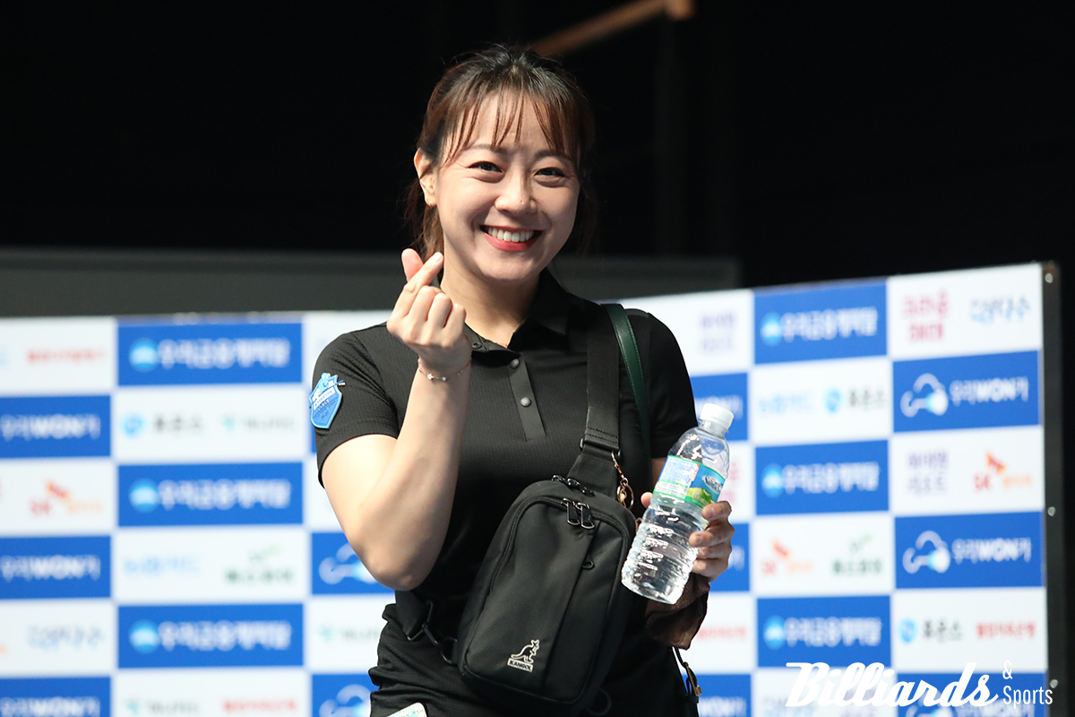 8강에서 이신영을 꺾고 첫 준결승 진출에 성공한 임경진이 손하트를 보이며 환한 미소를 짓고 있다.