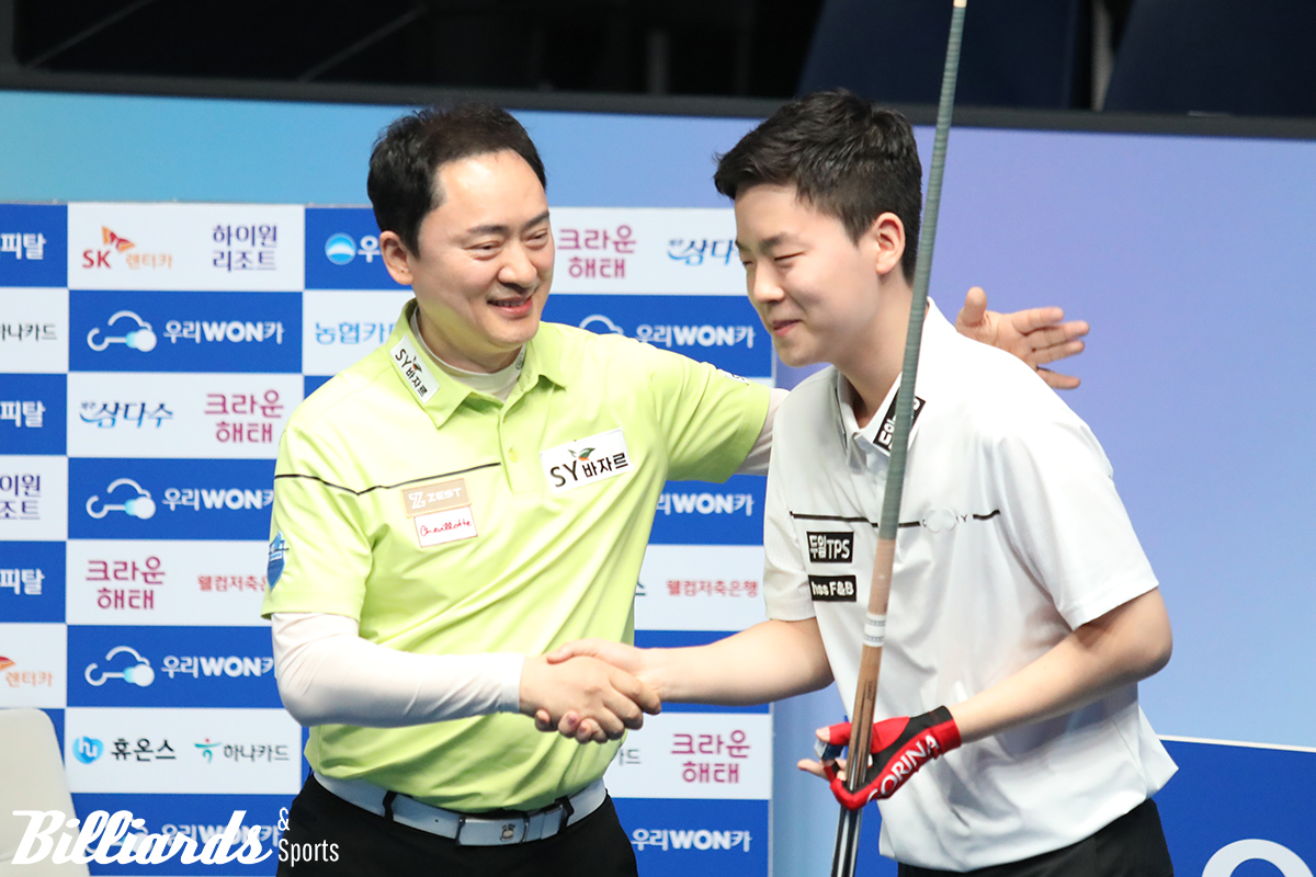 경기 후 인사하는 김영원과 축하해 주는 황득희