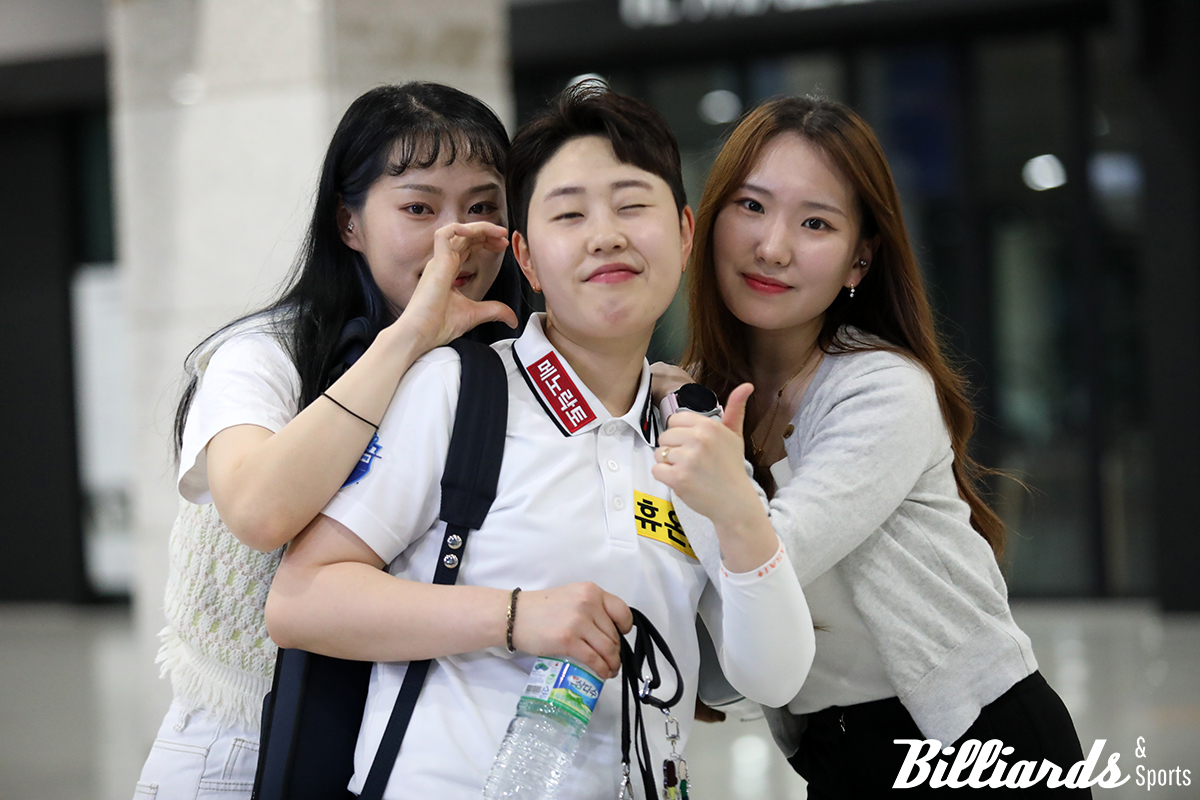 "세연 언니 응원왔어요" 포켓볼 선수 이하린(오른쪽)이 8강 경기를 마치고 나오는 김세연(가운데)과 포즈를 취하고 있다. 사진=고양/이용휘 기자