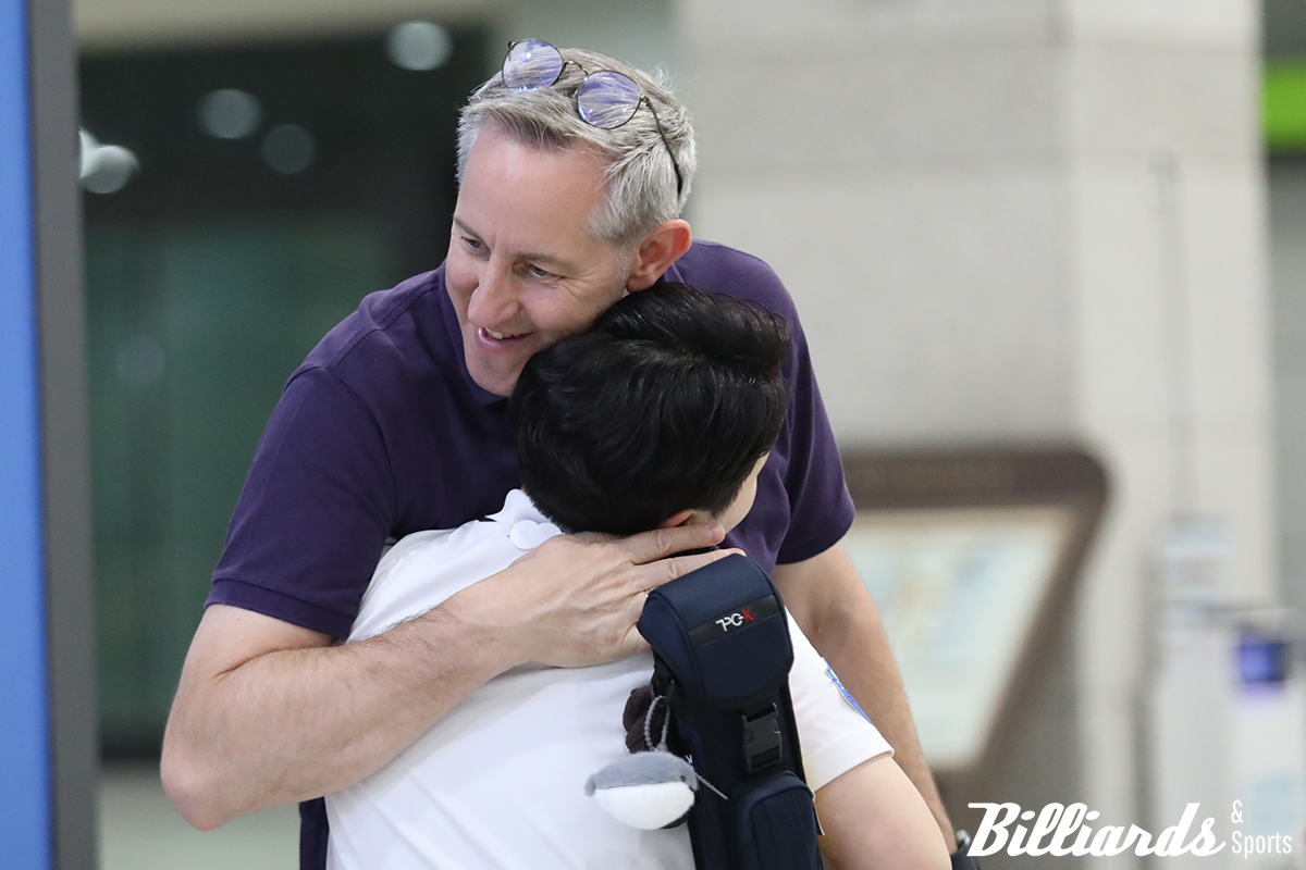 승리한 김세연을 축하하는 에디 레펀스.