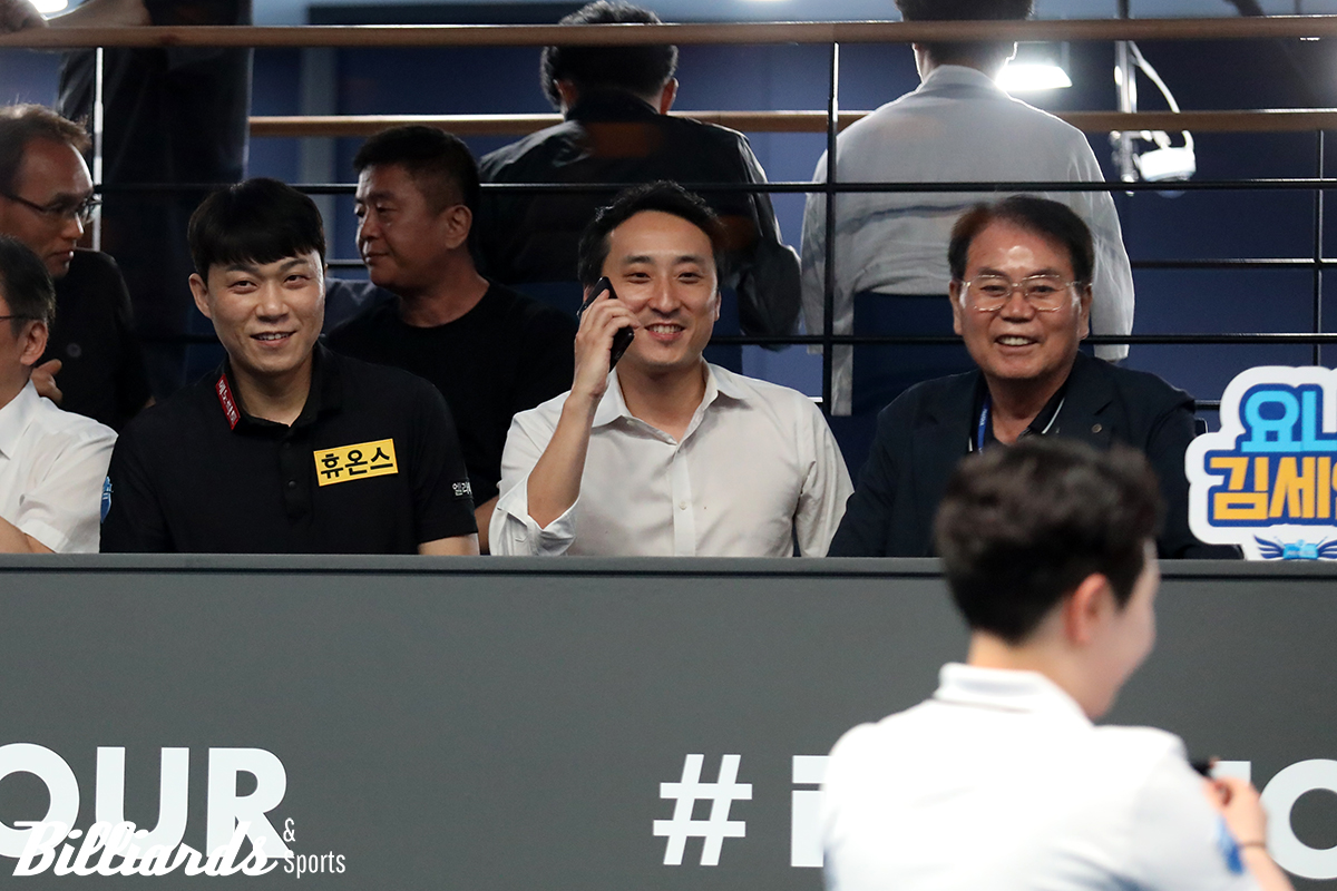 "대표님, 우리 세연이 결승 갔습니다." 김세연을 응원하는 휴온스의 주장 최성원과 구단 관계자. 