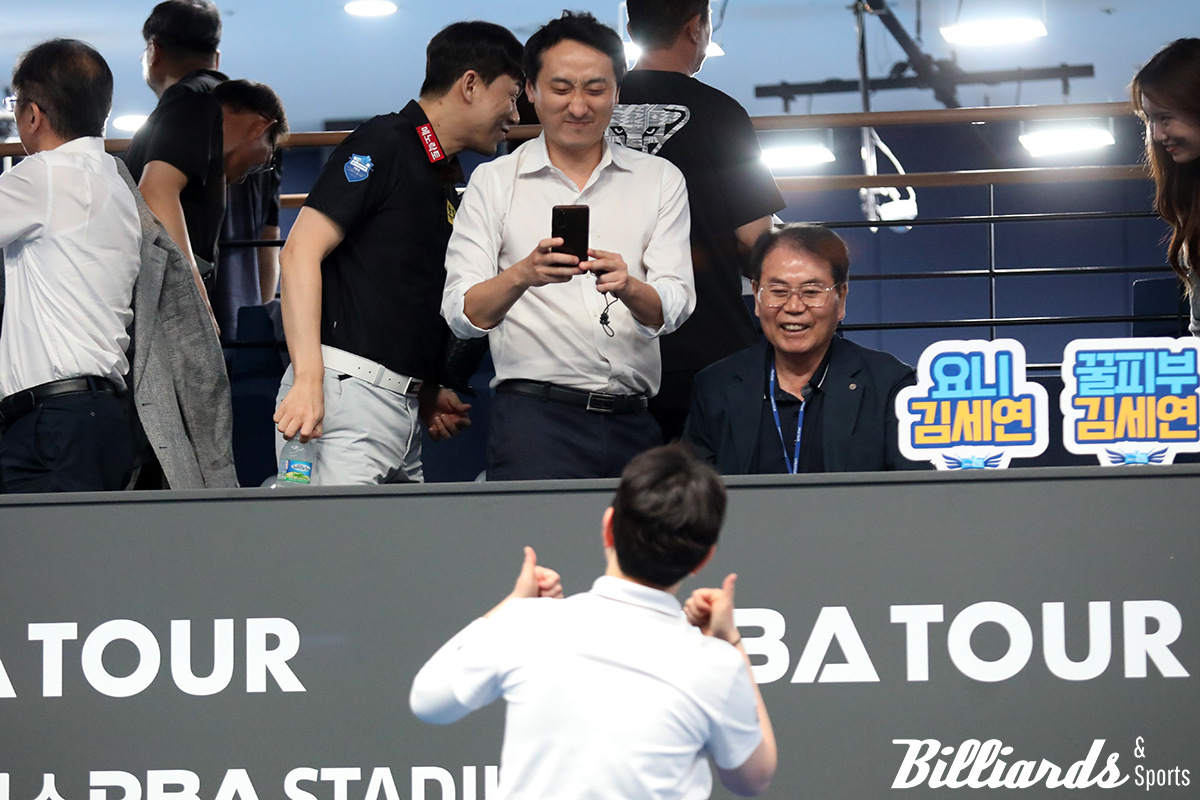 "이 승리 박제" 기념 사진 찍는 구단 관계자. 